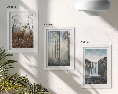 Stenska galerija slik z motivi divje narave in gozdne pokrajine z jelenom