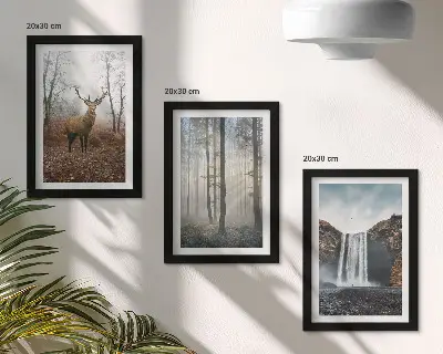 Stenska galerija slik z motivi divje narave in gozdne pokrajine z jelenom