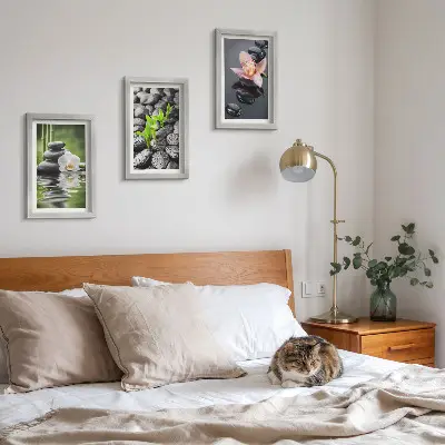 Stenska galerija slik mirna zen kompozicija s kamni in cvetjem na vodi