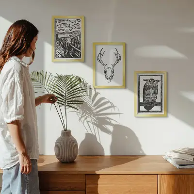 Stenska galerija slik zgrafičnim motivom kriku podobne lobanje in sove