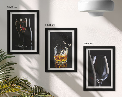 Komplet slik v okvirju Kozarci vina in viskija na črnem ozadju