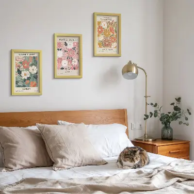 Stenska galerija slik cvetlični motivi ter plakati mest London, Tokio in Amsterdam