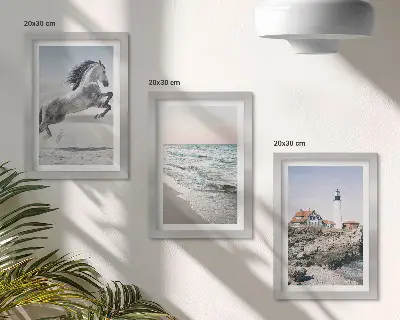 Stenska galerija slik konji v gibanju ob obali s svetilnikom in vodnimi valovi