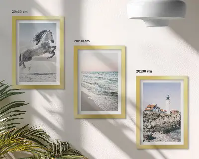 Stenska galerija slik konji v gibanju ob obali s svetilnikom in vodnimi valovi