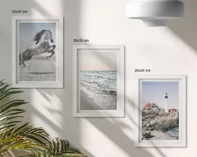Stenska galerija slik konji v gibanju ob obali s svetilnikom in vodnimi valovi
