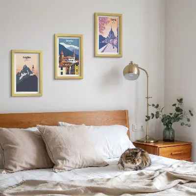 Stenska galerija slik z barvitimi ilustracijami gora in retro arhitekture