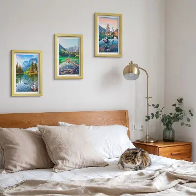 Stenska galerija slik z motivom gorskih jezer in okoliške naravne pokrajine
