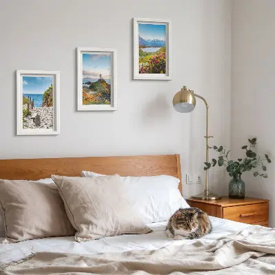 Stenska galerija slik pogled na svetilnik, gore in rože ob plaži