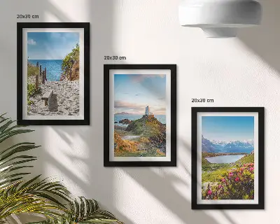 Stenska galerija slik pogled na svetilnik, gore in rože ob plaži