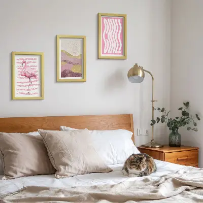 Komplet 3 slik v okvirju roza flamingi s pastelno gorsko pokrajino in napisi v hladnih tonih