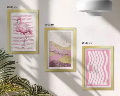 Komplet 3 slik v okvirju roza flamingi s pastelno gorsko pokrajino in napisi v hladnih tonih