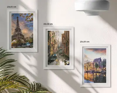 Stenska galerija slik z motivi Eifflovega stolpa, beneških kanalov in ulic Amsterdama