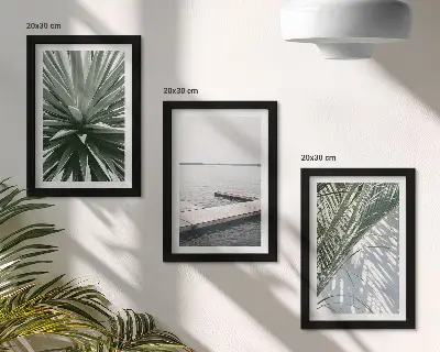 Stenska galerija slik z motivom palmovih listov in lesenega pomola