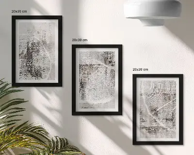 Stenska galerija slik z vzorci lesnih zrn v odtenkih sive in bele