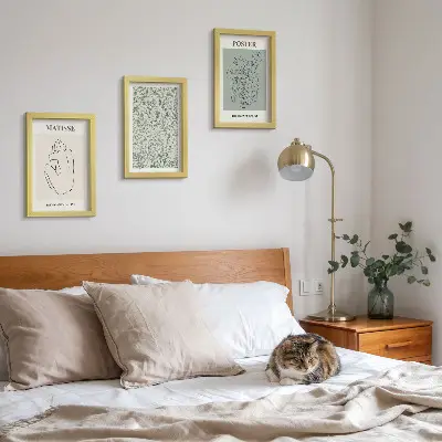Komplet 3 slik v okvirju z minimalističnimi linijami in rastlinskimi vzorci
