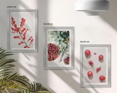 Komplet 3 slik v okvirju z motivom rdečega sadja in rastlin v minimalističnem slogu