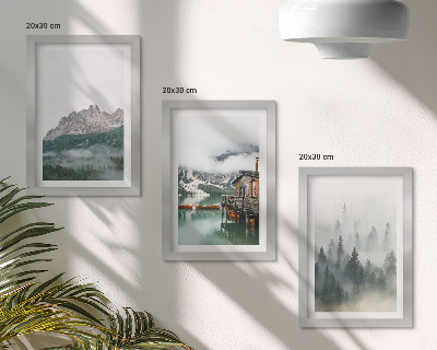 Komplet slik v okvirju Gore, jezero, koča in megla v gozdu