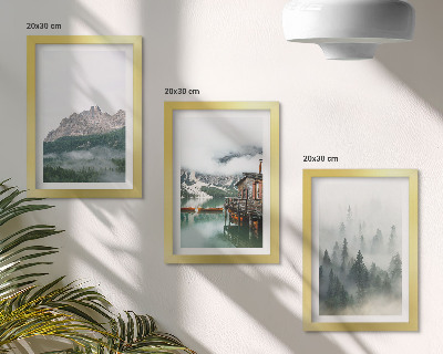 Komplet slik v okvirju Gore, jezero, koča in megla v gozdu