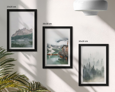 Komplet slik v okvirju Gore, jezero, koča in megla v gozdu