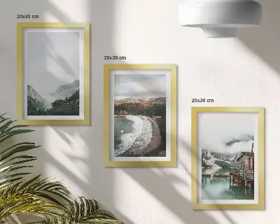Komplet slik v okvirju z razgledom na gore in plažo z oblaki in vodo