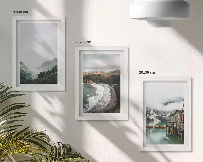 Komplet slik v okvirju z razgledom na gore in plažo z oblaki in vodo
