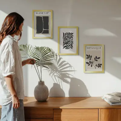 Stenska galerija slik z abstraktnimi rastlinskimi vzorci in geometrijskimi oblikami