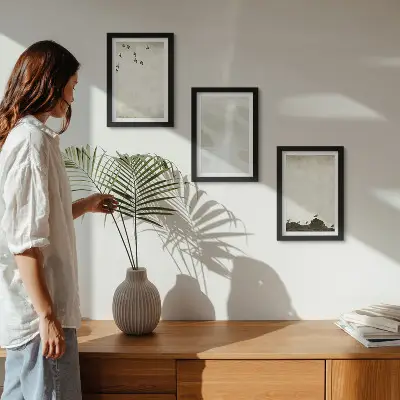 Komplet 3 slik v okvirju minimalistične dekoracije s pticami, kamni in potezami čopiča