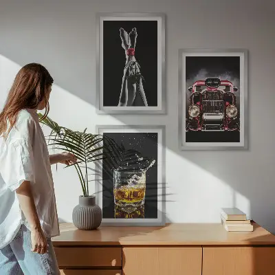 Večdelna slika v okvirju motiv ženske noge z viskijem in vrtnico