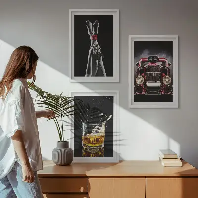 Večdelna slika v okvirju motiv ženske noge z viskijem in vrtnico