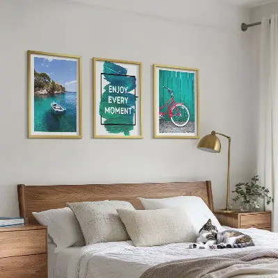 Triptih z motivom kolesa in morskega čolna v okvirju