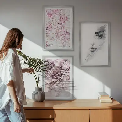 Večdelna slika v okvirju portret ženske s potonikami v črno-beli tehniki