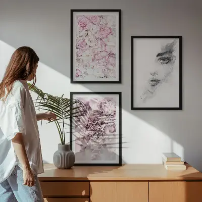 Večdelna slika v okvirju portret ženske s potonikami v črno-beli tehniki