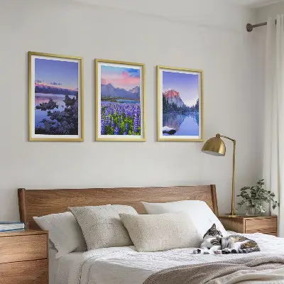 Večdelna slika v okvirju gorska pokrajina z vodo in nebom