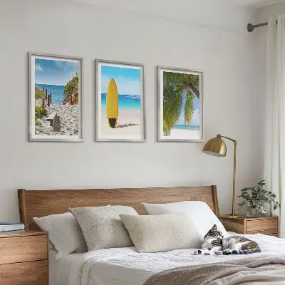 Komplet 3 slik v okvirju počitniške plaže z valovi in palmami