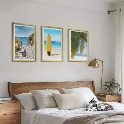 Komplet 3 slik v okvirju počitniške plaže z valovi in palmami