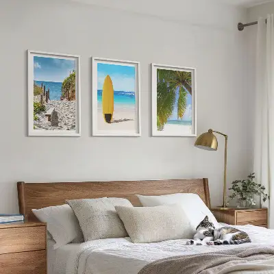Komplet 3 slik v okvirju počitniške plaže z valovi in palmami