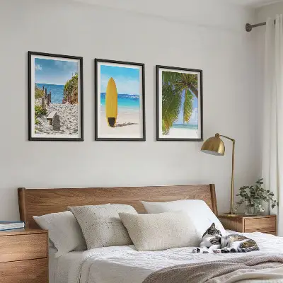 Komplet 3 slik v okvirju počitniške plaže z valovi in palmami