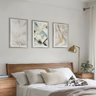 Večdelna slika v okvirju z elegantnimi marmornimi vzorci