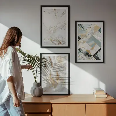 Večdelna slika v okvirju z elegantnimi marmornimi vzorci