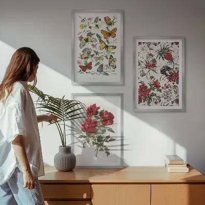 Komplet 3 slik v okvirju metulji s cvetovi rdečih vrtnic