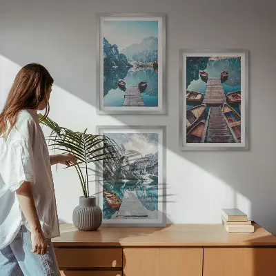 Triptih Jezerski pomoli čolni mir v okvirju