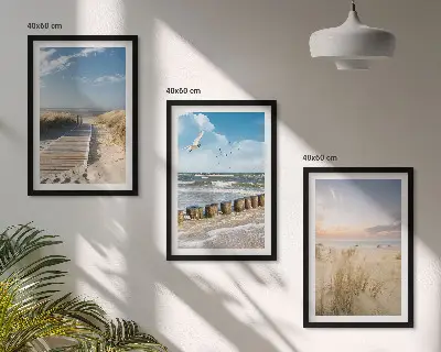 Triptih na platnu v okvirju plaža s peskom, valovi, nebom in pticami