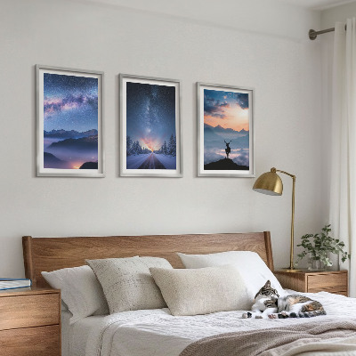 Večdelna slika v okvirju Nočno nebo gore megla jelen