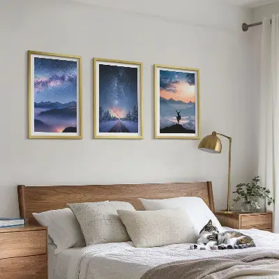 Večdelna slika v okvirju z motivom nočnega neba, gora, megle in jelena