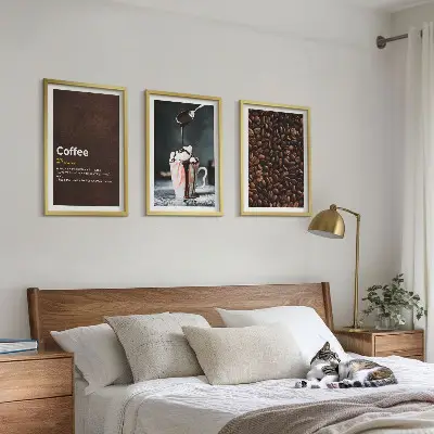 Kavni napitek s stepeno smetano triptih v okvirju