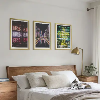 Neonski napisi reka ponoči komplet 3 slik v okvirju