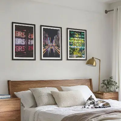 Neonski napisi reka ponoči komplet 3 slik v okvirju
