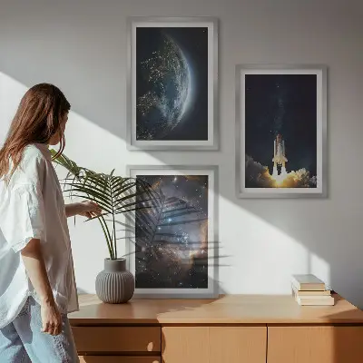 Večdelna slika v okvirju z motivom vesolja, zemlje, rakete in galaksije