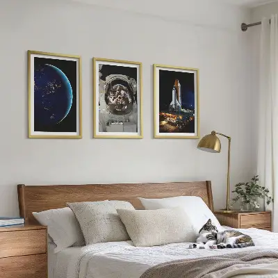Komplet 3 slik v okvirju z motivom rakete, astronavta in vesolja z Zemljo