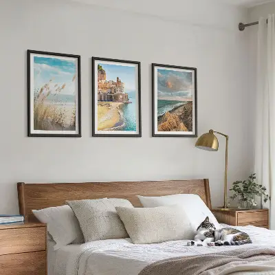 Komplet 3 slik v okvirju z motivi pokrajin plaže, pečin in mesta